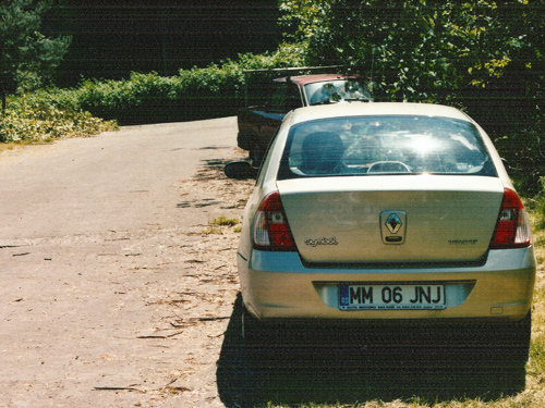 Masini pe spatiul verde